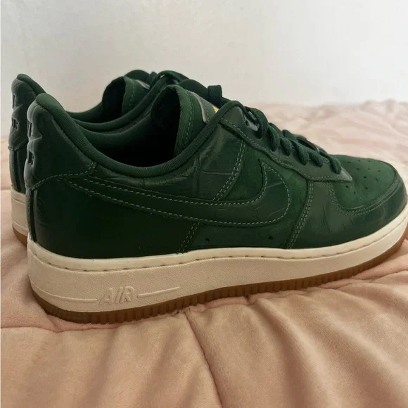 Nike Woman's Green Sneakers - Picture 4 of 4